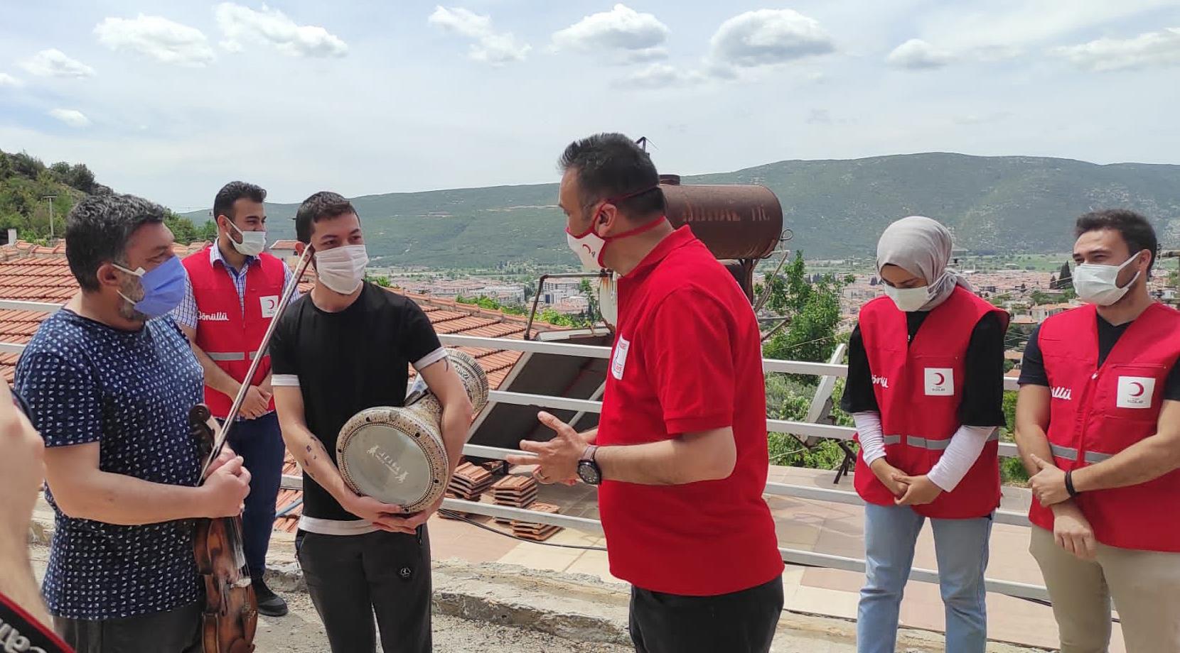Müzisyenlerinden Kızalay'a şarkılı teşekkür