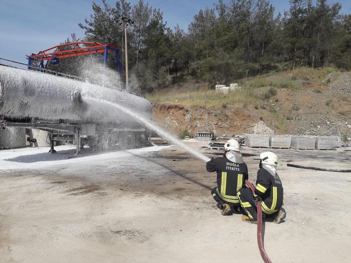 Park Halindeki Zift Tankında Yangın Çıktı