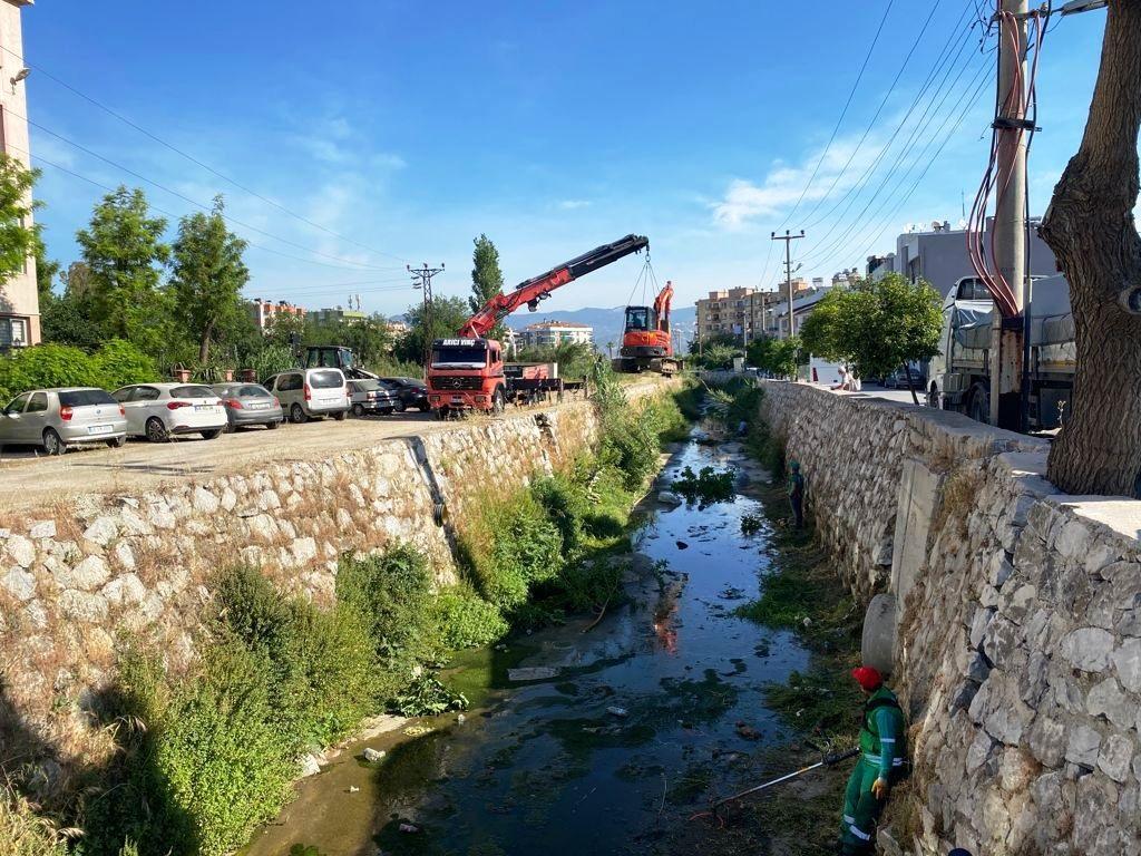 MUSKİ Ekipleri Dere Temizliğinde