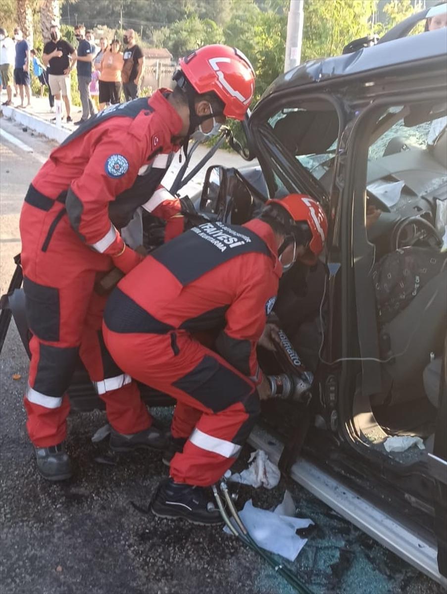 Araç ve Kepçe Çarpıştı: 4 Yaralı