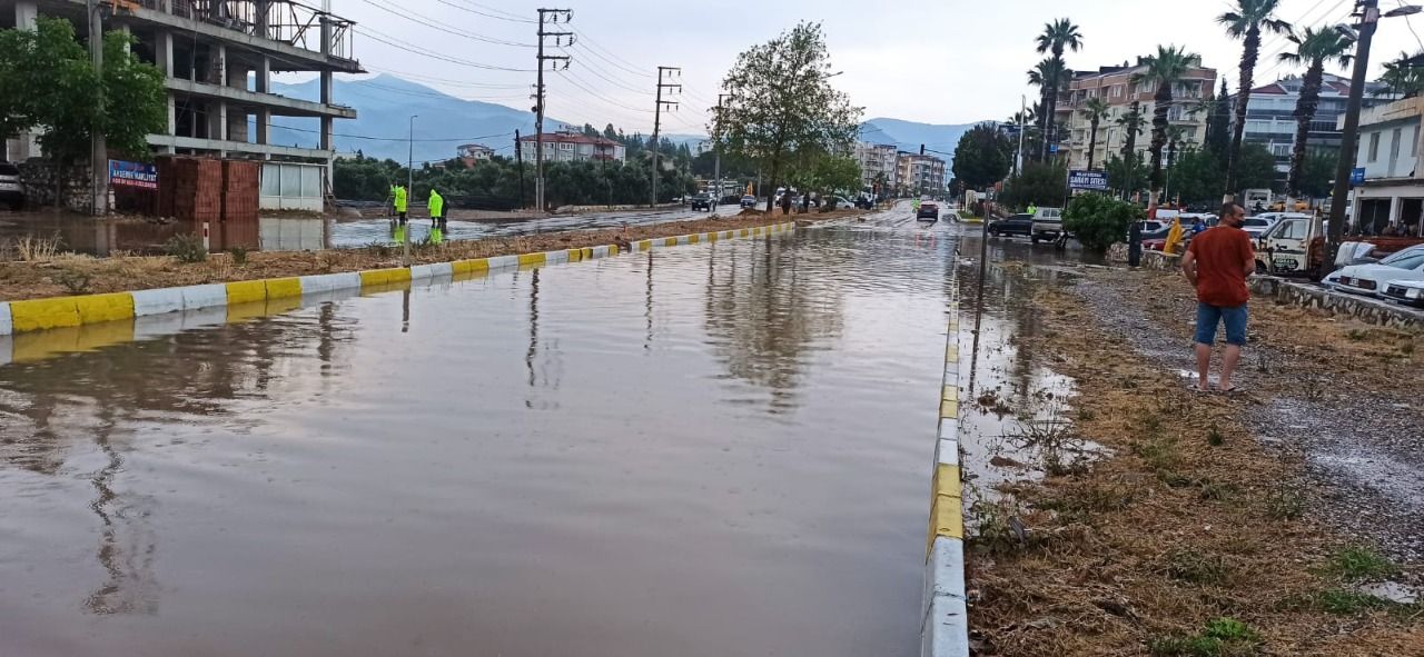 Otogar Kavşağını Su Bastı
