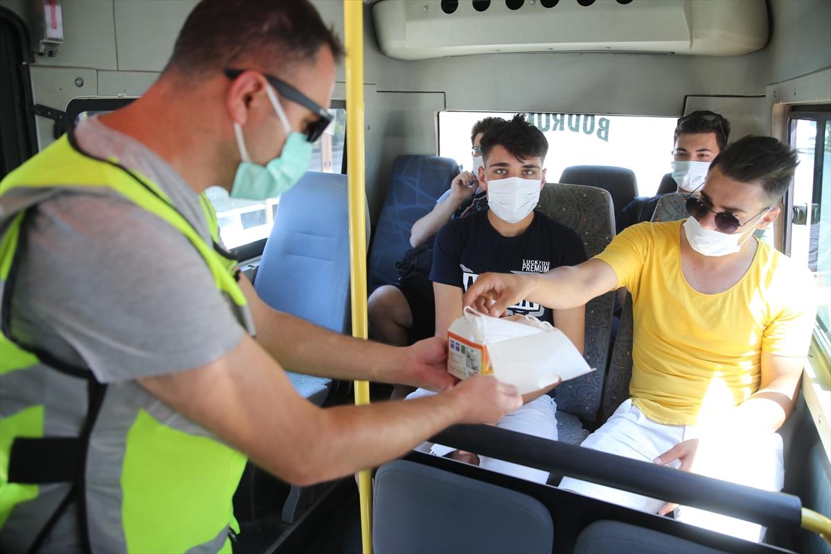 Polis ekipleri uygulama noktasında maske dağıttı