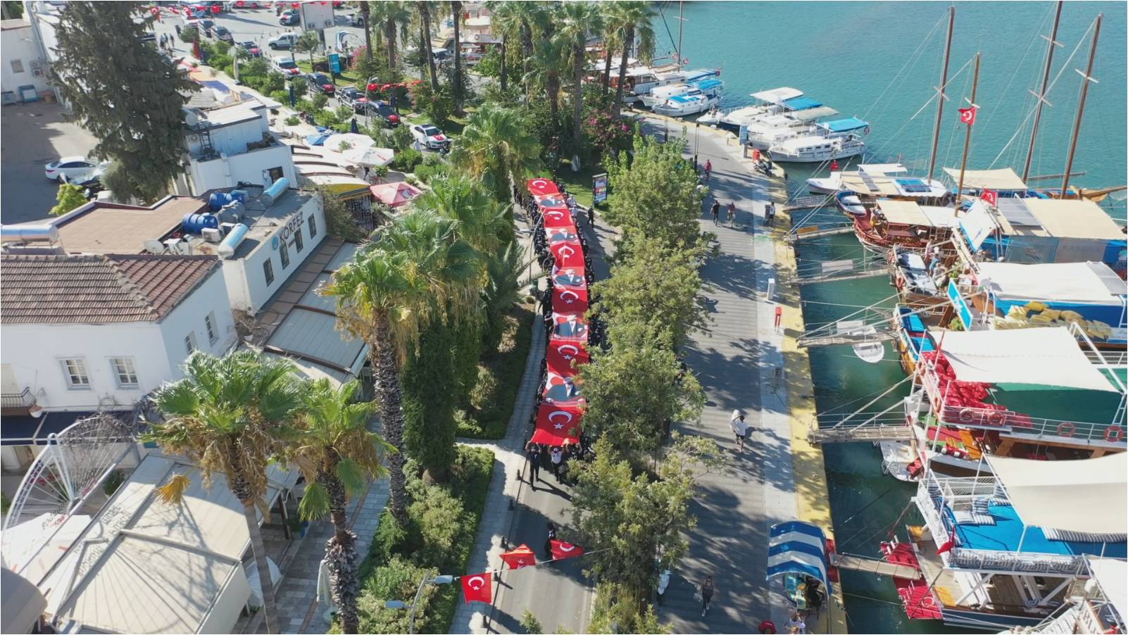 30 Metrelik Türk Bayrağı ve Atatürk Posteri Taşıdılar