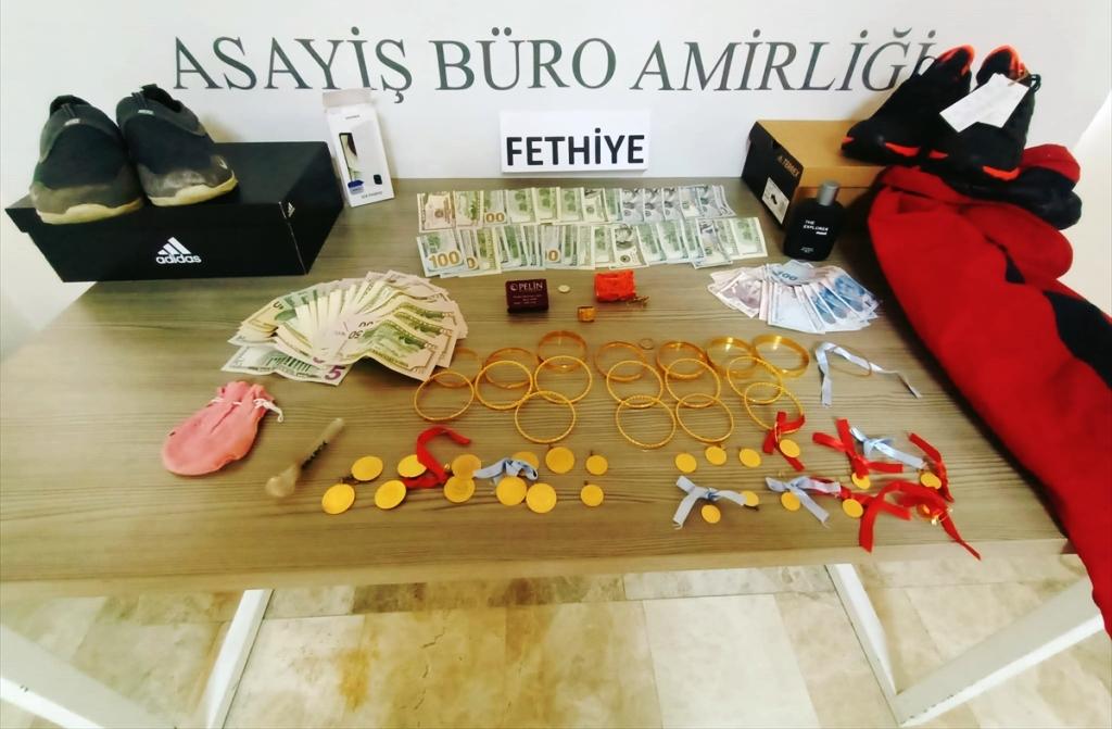 Çaldıklarıyla Yakalandı