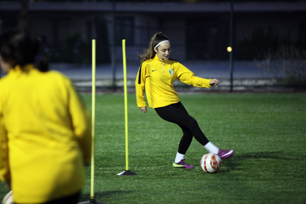 Kadın Futbolcular Sahada