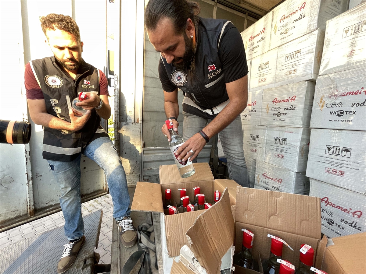 Kamyon kasasında 8 bin şişe kaçak alkol ele geçirildi