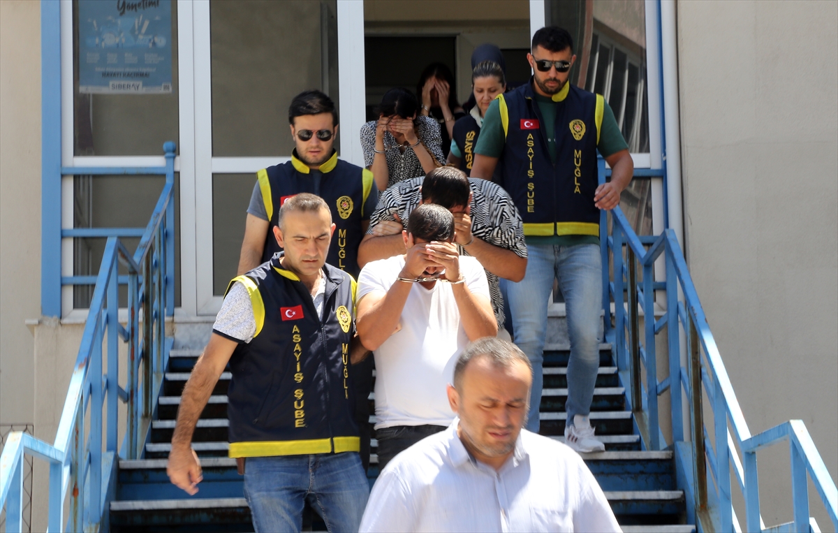 Evden ziynet eşyaları çaldıkları iddiasıyla 5 şüpheli yakalandı