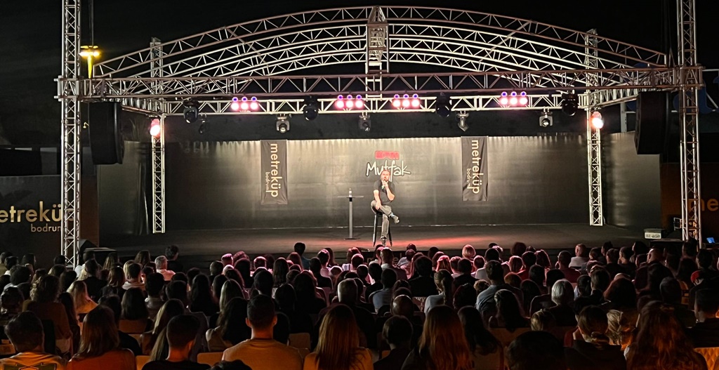 Metreküp'te Kahkaha Dolu Gece
