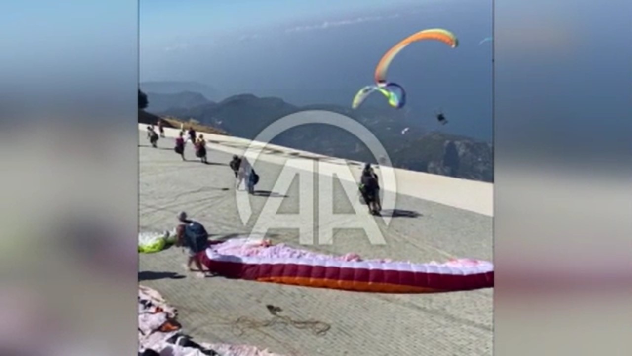 Paraşütler Kalkış Sırasında Çarpıştı