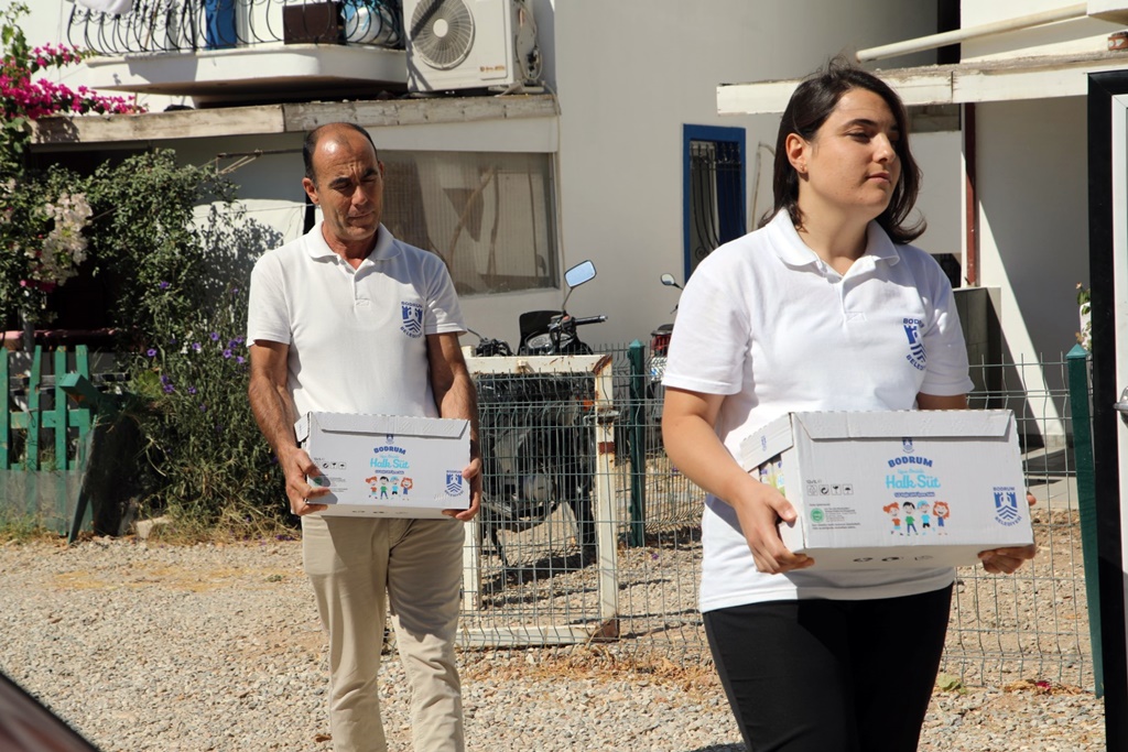 Bodrum Halk Süt Dağıtımı Sürüyor