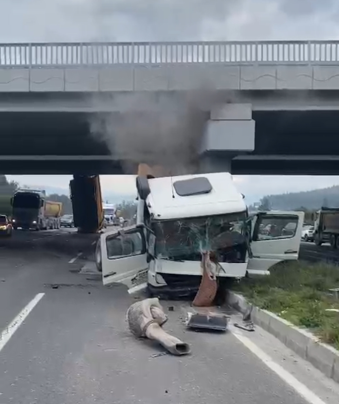 Kamyon Kasası Köprüye Takıldı
