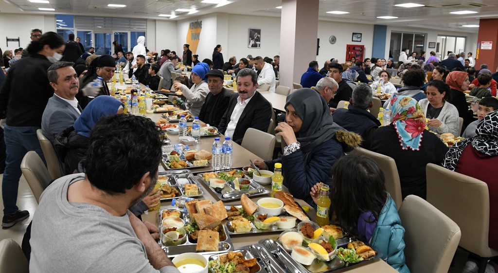 Vali Orhan Tavlı, Depremzedelerle İftar Yaptı