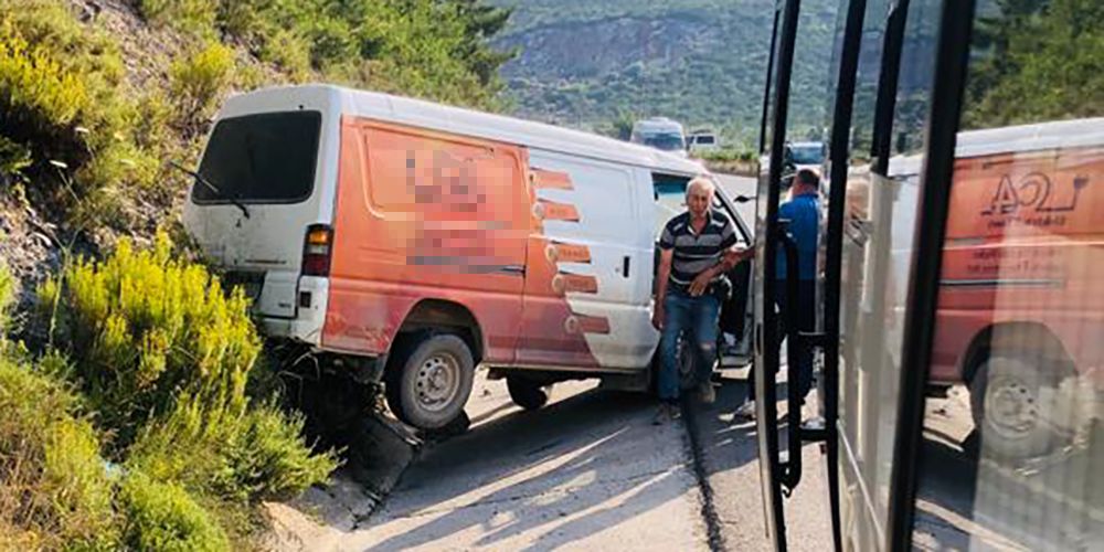 Kamyonet Su Kanalına Devrildi