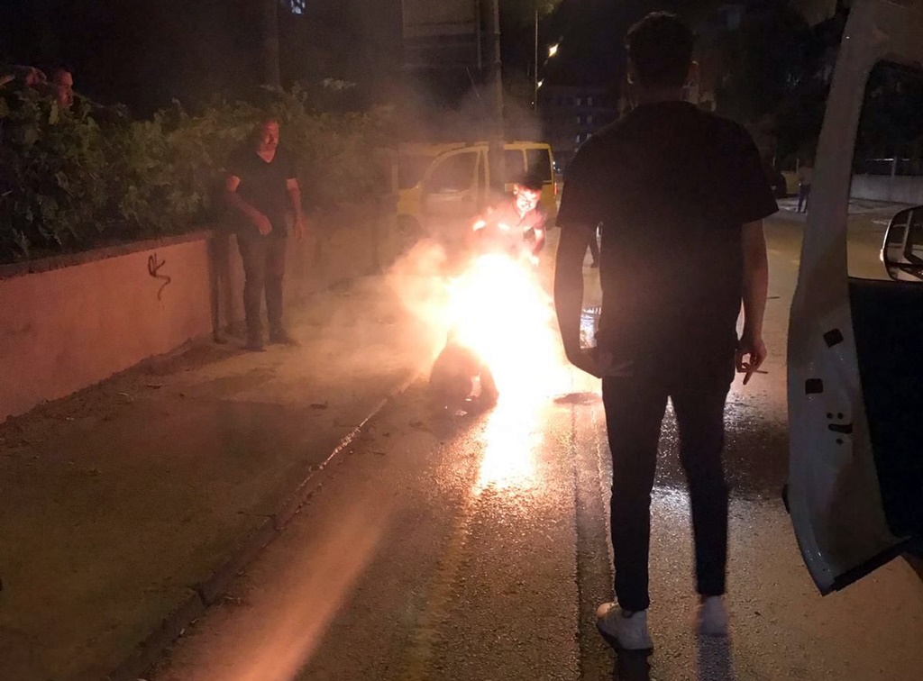 Kendini Ateşe Verdi