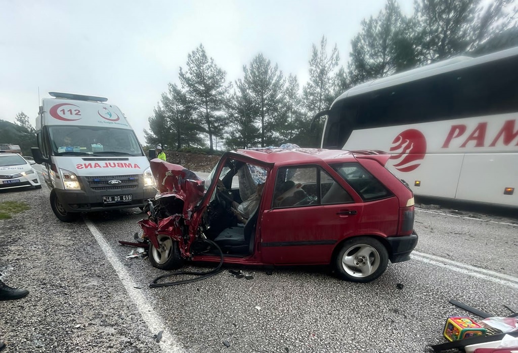 Otobüs ile Otomobil Çarpıştı