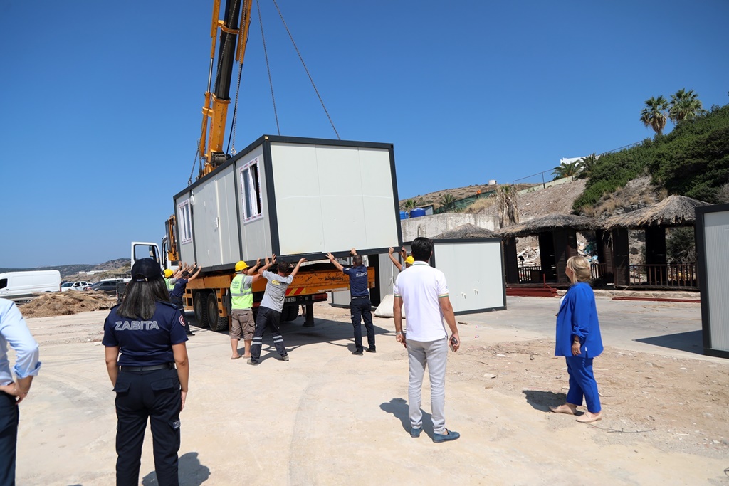 Sahildeki 22 Konteyneri Belediye Ekipleri Kaldırdı