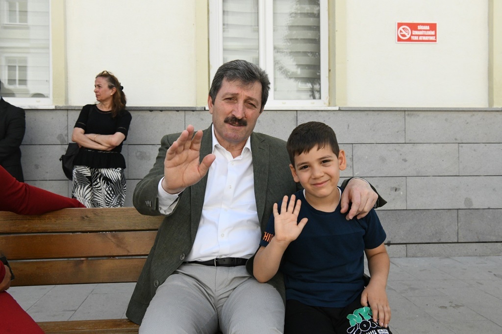 Vali Tavlı, Depremzede Ailelerle Bayramlaştı