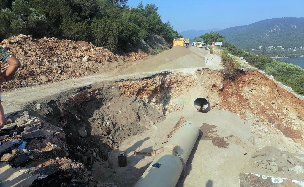 Su Hattı Patladı Yol Kapandı