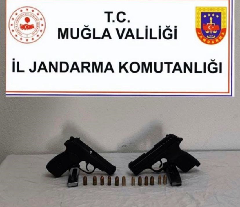 Ruhsatsız Silahla Geziyorlardı