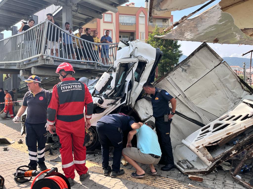 Üst Geçit Ayağına Çarptı