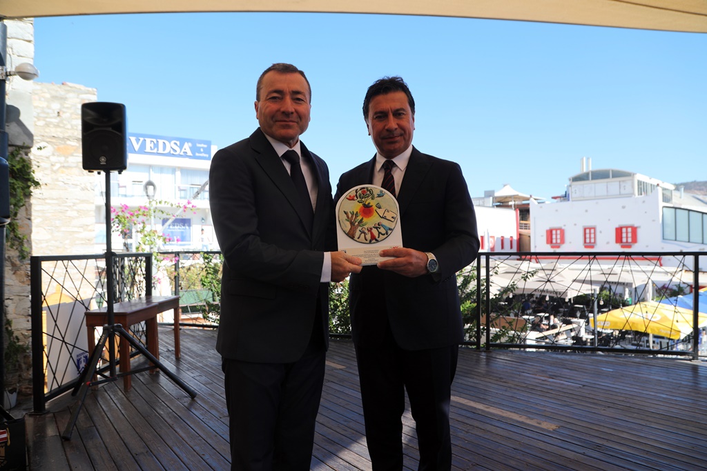 Başkan Aras’tan Muhtarla Plaket