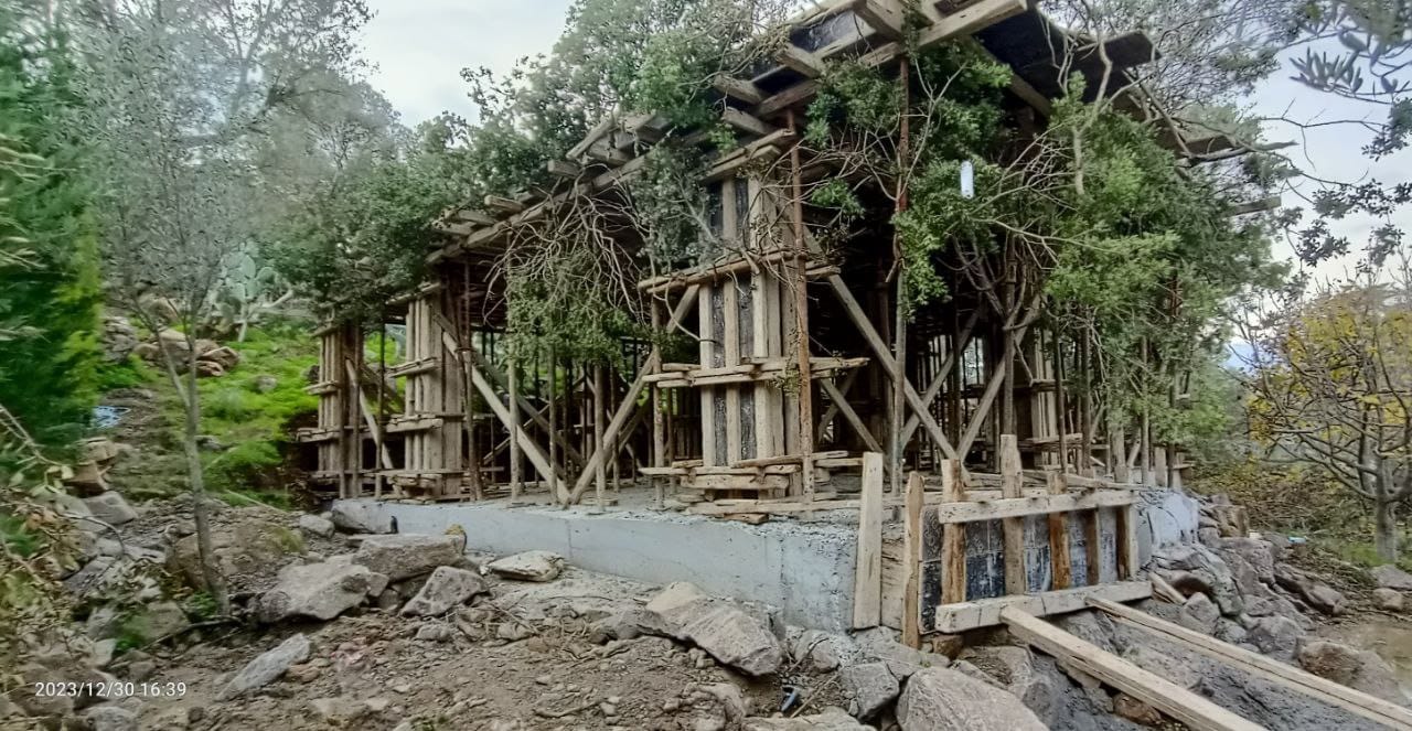 Kaçak İnşaatı Ağaç Dallarıyla Gizlemeye Çalıştılar