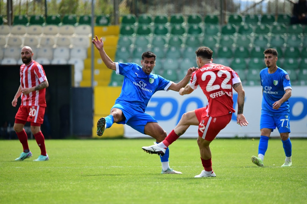 Evinde Berabere Kaldı