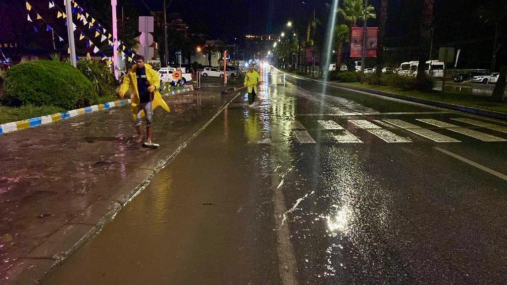 Belediye Ekipleri Sahada Yerini Aldı