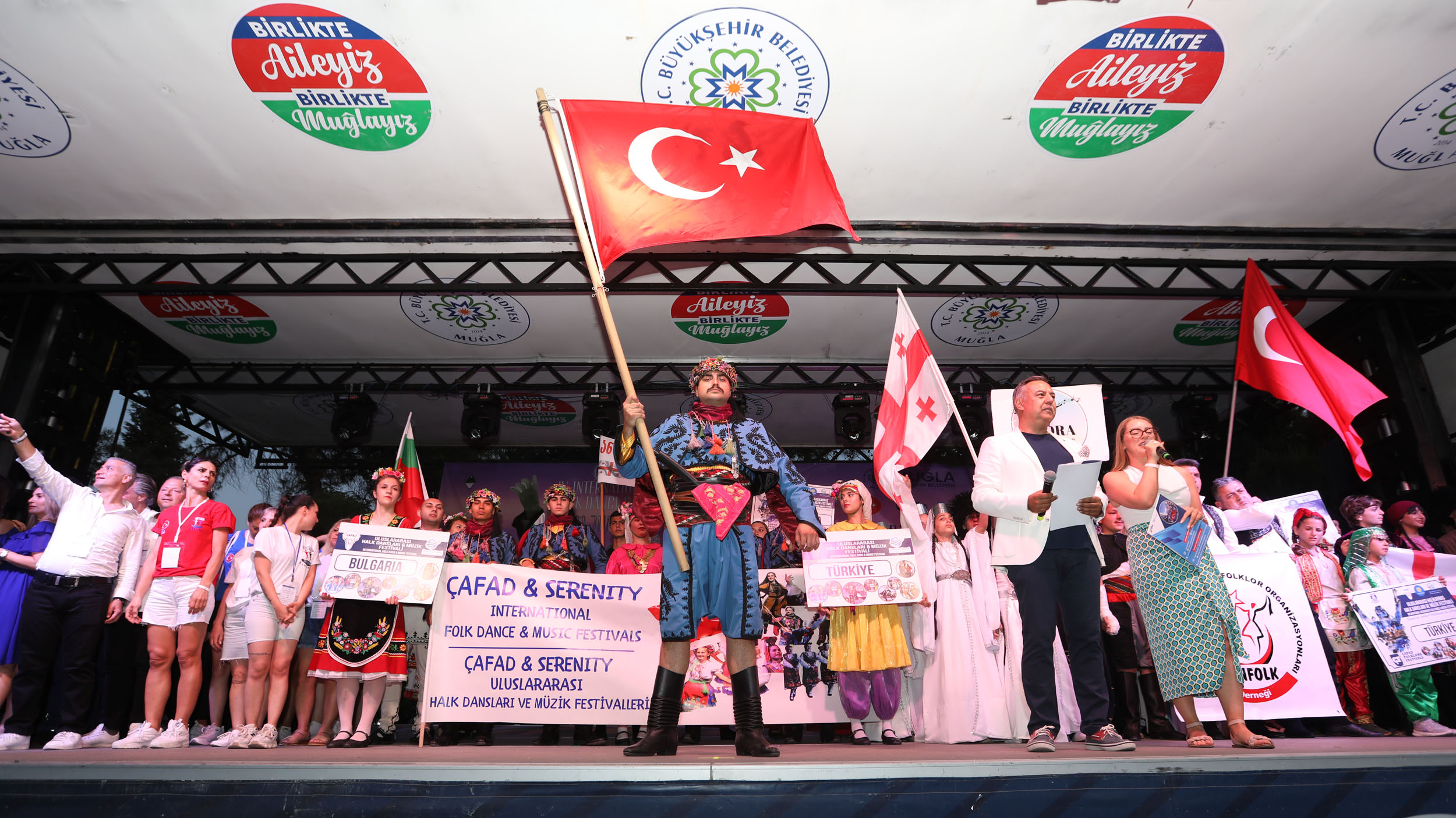 430 dansçı sahne aldı