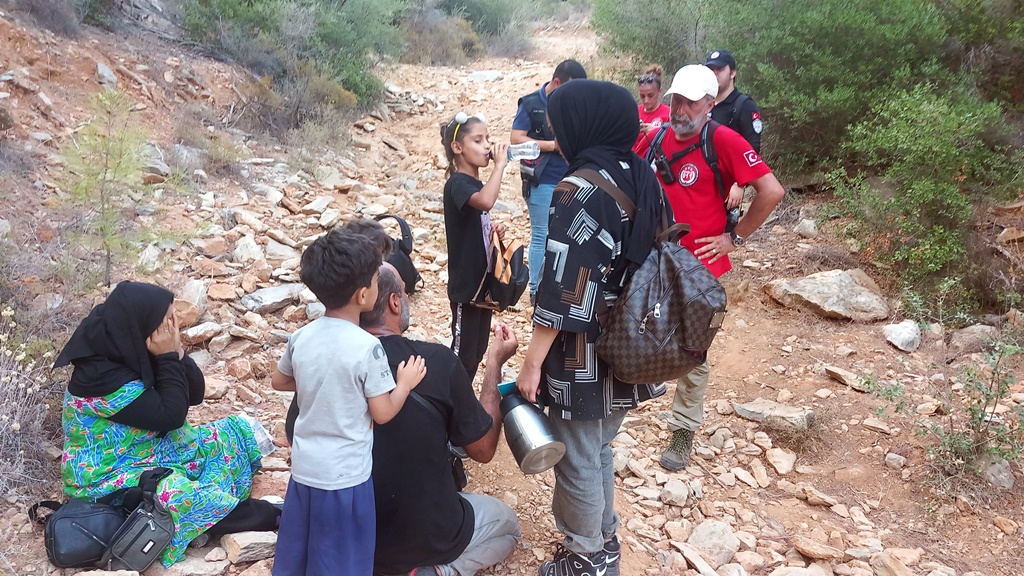 Yağmurdan Kaçarken Doluya Tutuldular