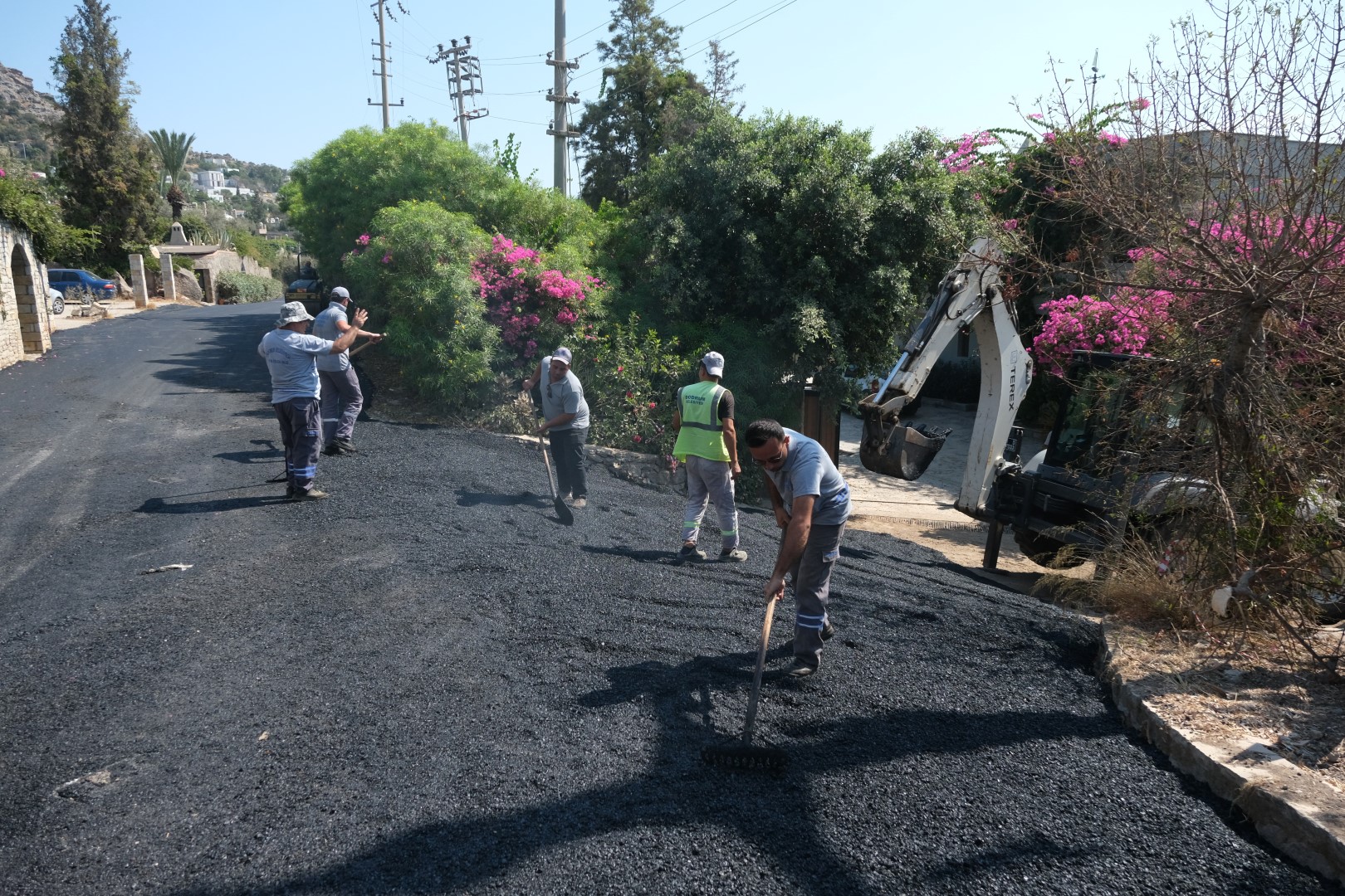Su Hattı Değişen Caddede Sıcak Asfalt Çalışması