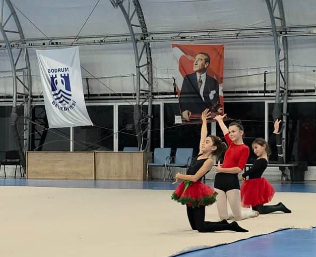 Minikler Alkış Topladı