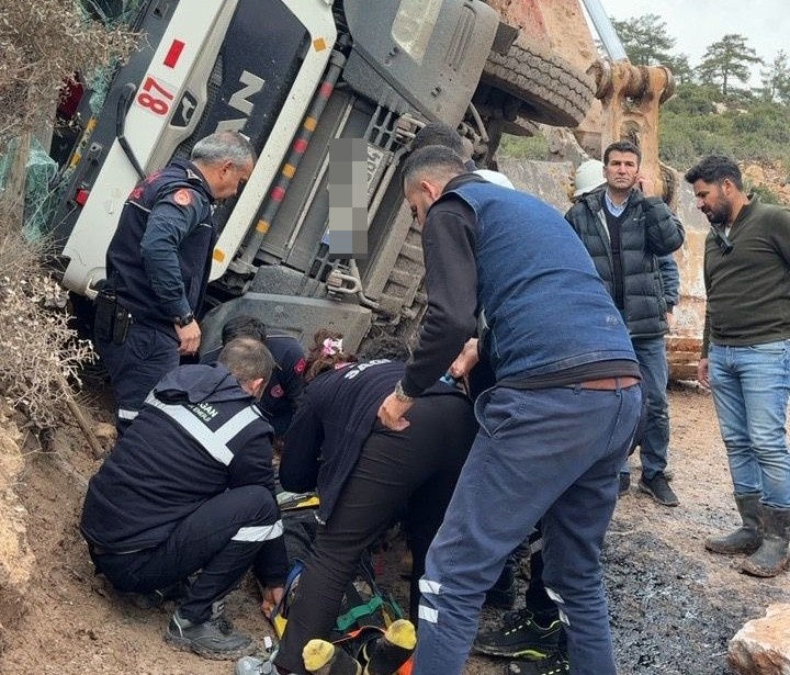 Şoför Kamyona Sıkıştı