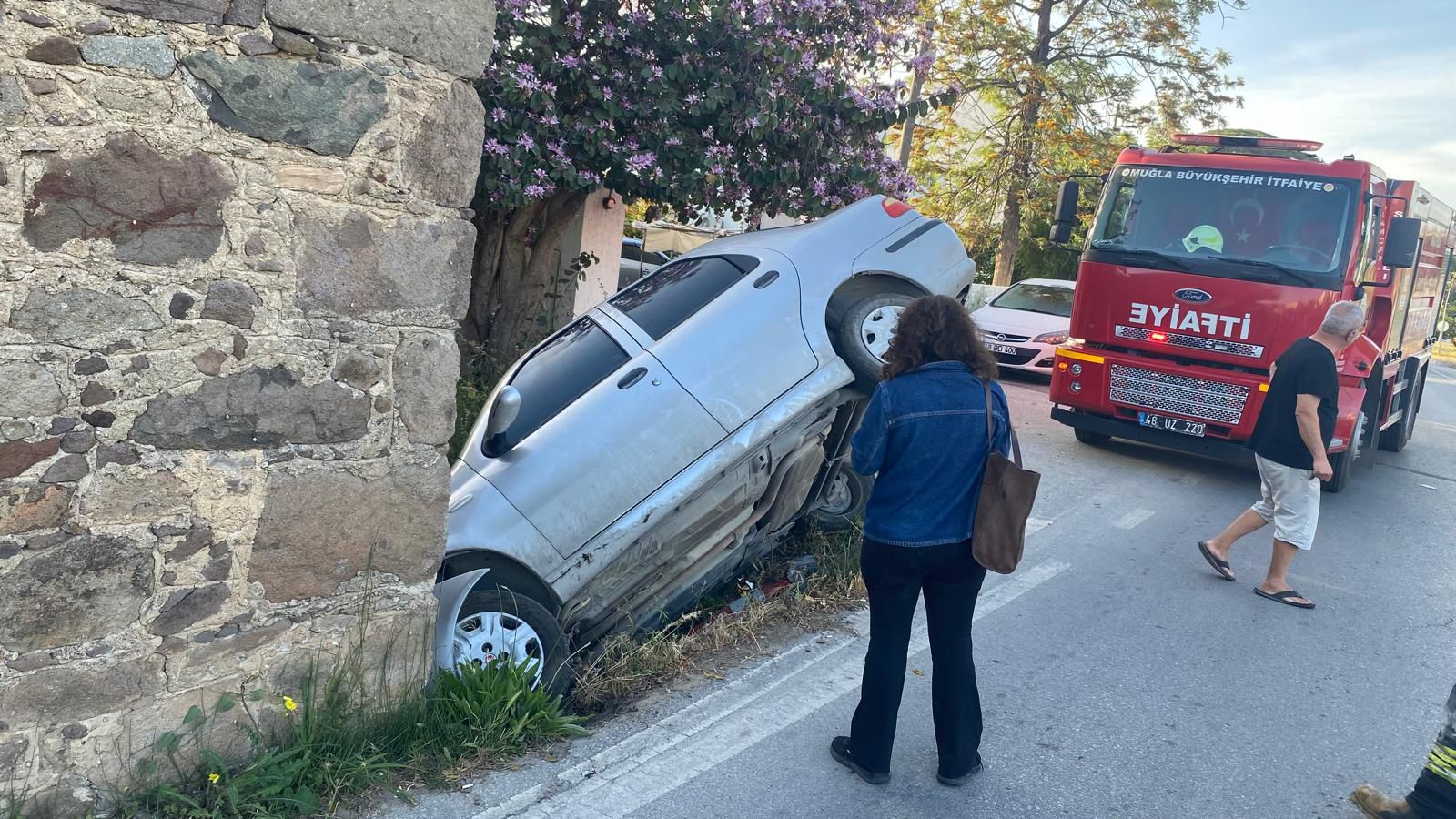 Yoldan Çıktı Binaya Çarptı