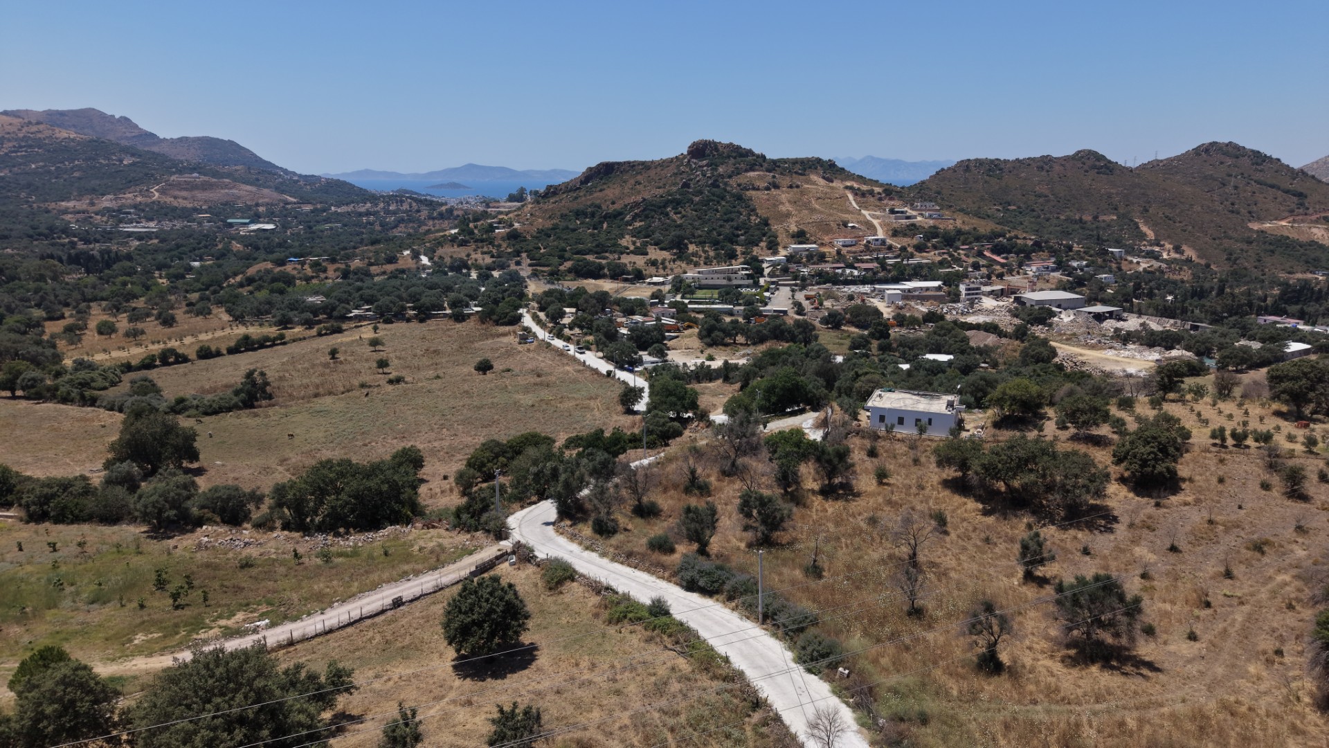 Beton Yol ve Parke Çalışmaları Sürüyor