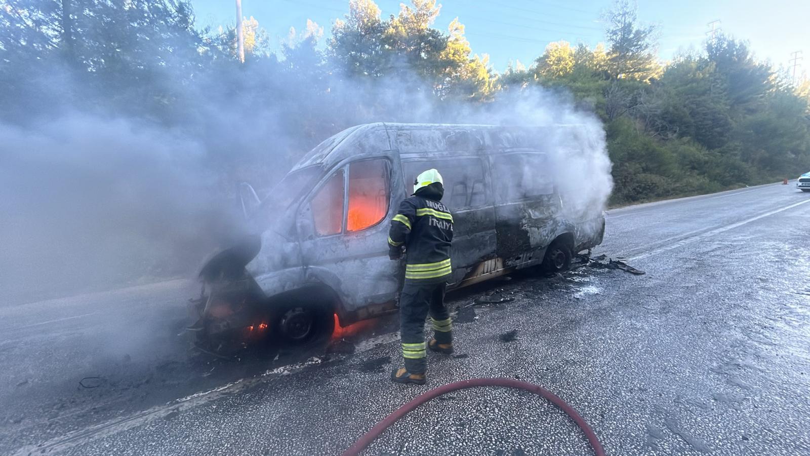 Okul Servisi Alevlere Tesli Oldu